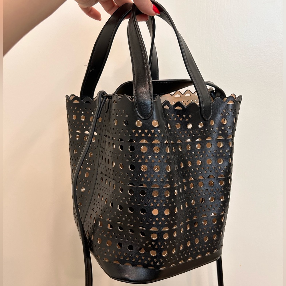 Laced tote bag w/ shoulder strap